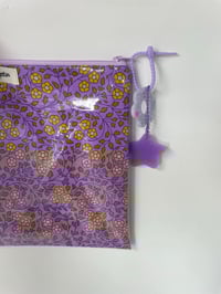 Image 3 of *EN STOCK* Pochette à Maillots Et son Gri-gri Lilie B  Violette petites fleurs moutarde