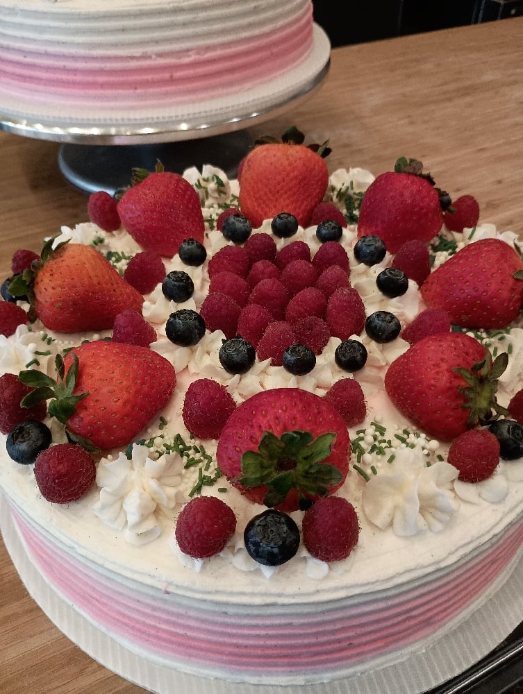 strawberry cake　1113 Bakery Fresh Strawberry Cake, 53.5 oz - Jay C Food Stores