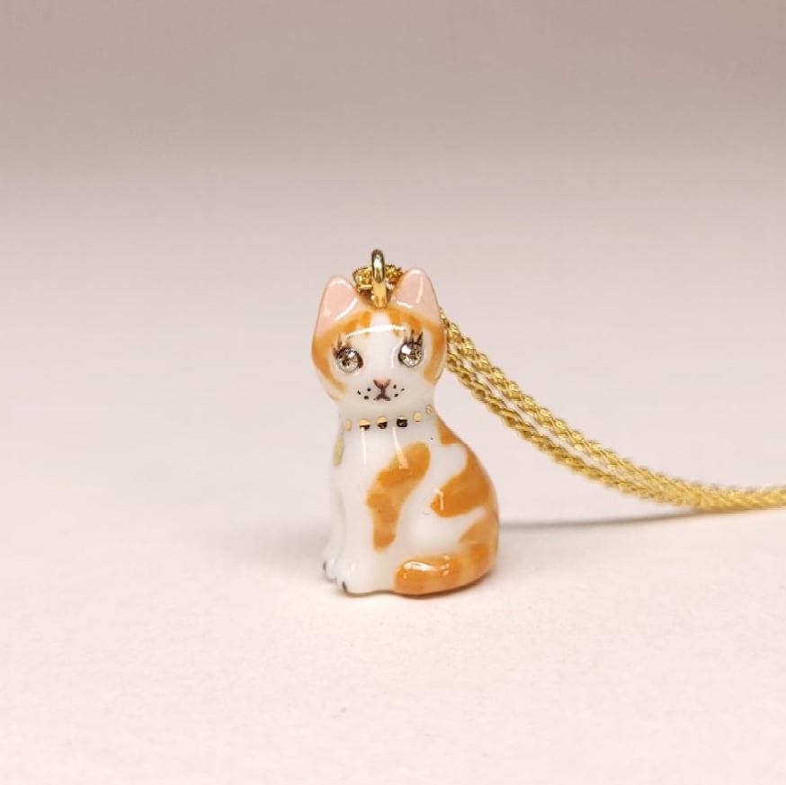 Image of Ginger Tabby Porcelain & Gold Vermeil Sitting Kitten Pendant