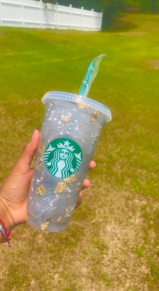 https://assets.bigcartel.com/product_images/4761af0f-6ecd-4a29-b159-fa27e20d9f49/grey-and-white-marble-starbucks-cold-cup-24-oz.jpg?auto=format&fit=max&h=1000&w=1000