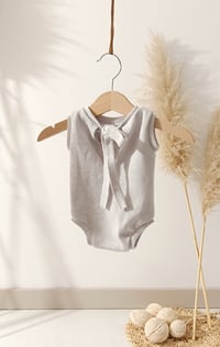 Image 3 of Photoshooting newborn boys bodysuit Robbie| light gray