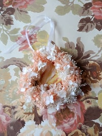 Image 1 of Couronne hortensia blanc et pêche gypsophile blanc 
