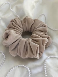 Image 7 of SCRUNCHIE OVERSIZED BEIGE/BEŻ