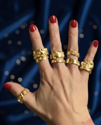 Image 2 of Anillo ancho chapado en oro de 24k