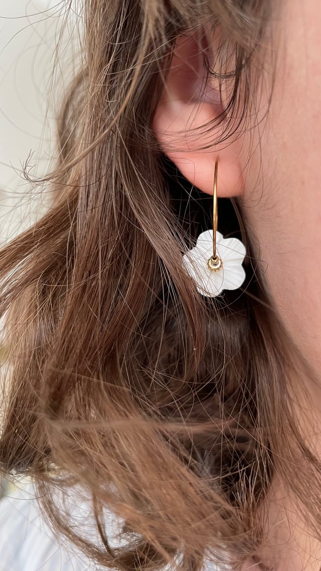 ROMY | Créoles perle fleur nacre