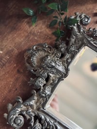Image 10 of Grand miroir de toilette en régule, miroir biseauté d’origine, XIXeme siècle