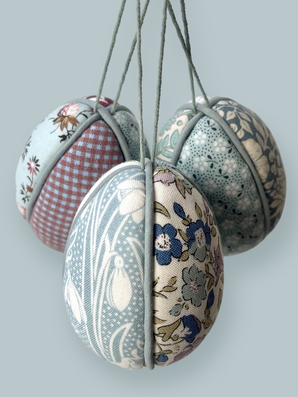 Image of Påskeæg m. snor gråblå/lilla