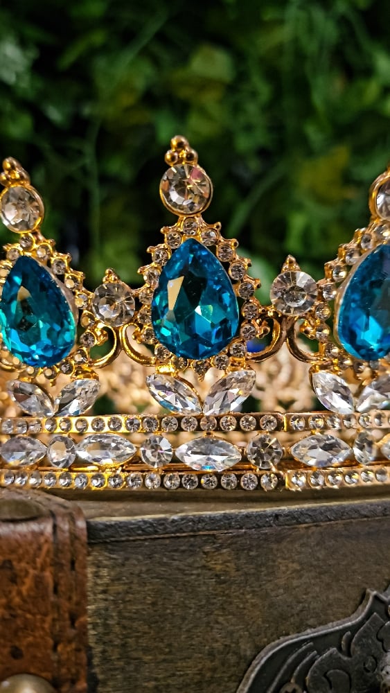 ๐The Armored Kingdom Vivid Skyborn Blue Sovereign Crown (Gold)