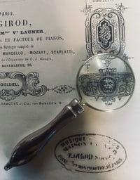 Image 1 of Petite loupe en métal, début 1900, avec trou pour passer une chaîne sur le manche.