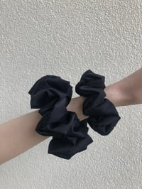 Image 2 of SCRUNCHIE OVERSIZED + STANDARD BLACK