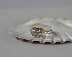 Image of *SALE - was £2950* 18ct yellow gold, pale grey diamond faceted ring (LON210)