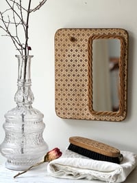 Image 2 of Ancien miroir de courtoisie avec brosse