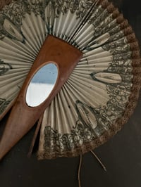 Image 8 of Magnifique éventail cocarde, en bois d’olivier, papier et miroir, 1880-1900.