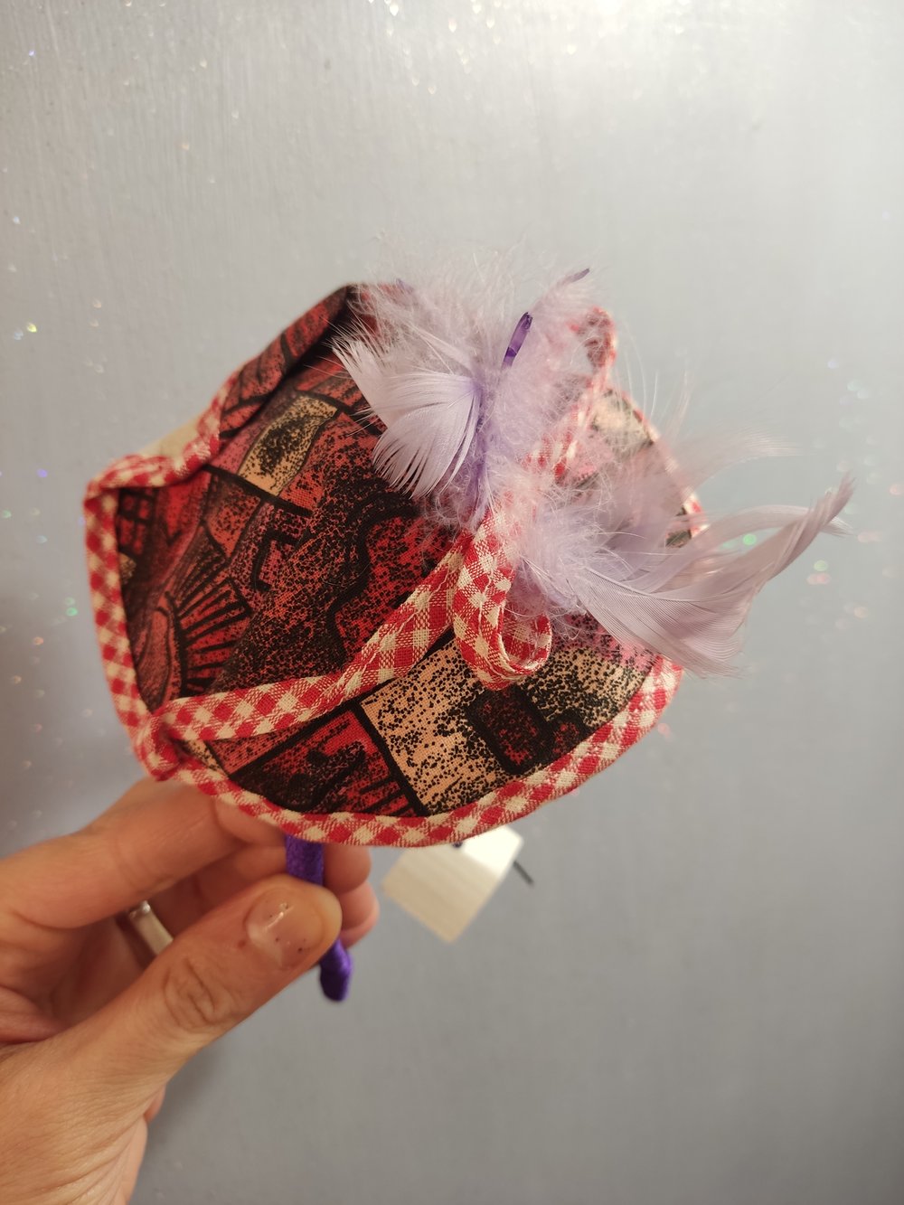 Image of Mini hat rosso/viola con piumette