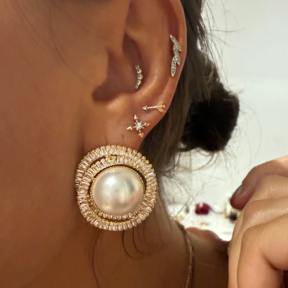 Image of ORECCHINI TONDI PERLA E ZIRCONI