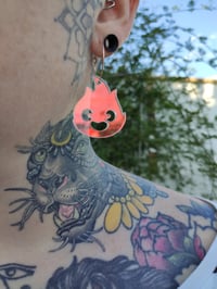 Image 3 of Pendientes calcifer holográficos 