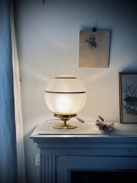 Image 4 of Lampe à poser globe verre givré 