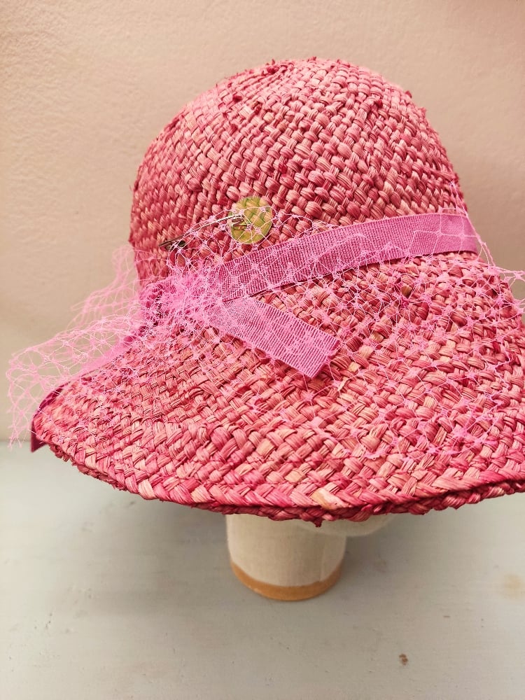 Image of Cappello in paglia rosa con veletta