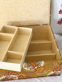 Image 5 of Boîte ancienne en tissu cachemire