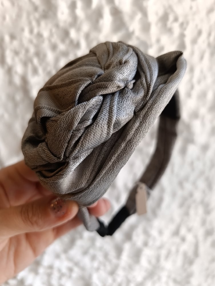 Image of Cerchietto grigio con rosa argentata