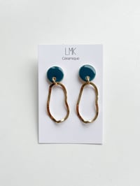 Paire de boucles d’oreilles céramique et plaqué or VAGUA bleu jean 