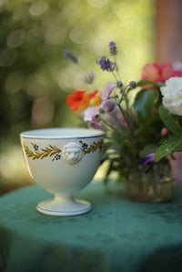 Image 4 of Kleine Fayence Vase/Schüssel mit Fuss, bemalt, mit Löwenkopfhenkeln