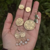 Image 3 of 9ct gold large daisy wheel pendant