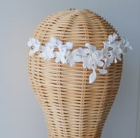 Image 3 of Tocado flores blancas 