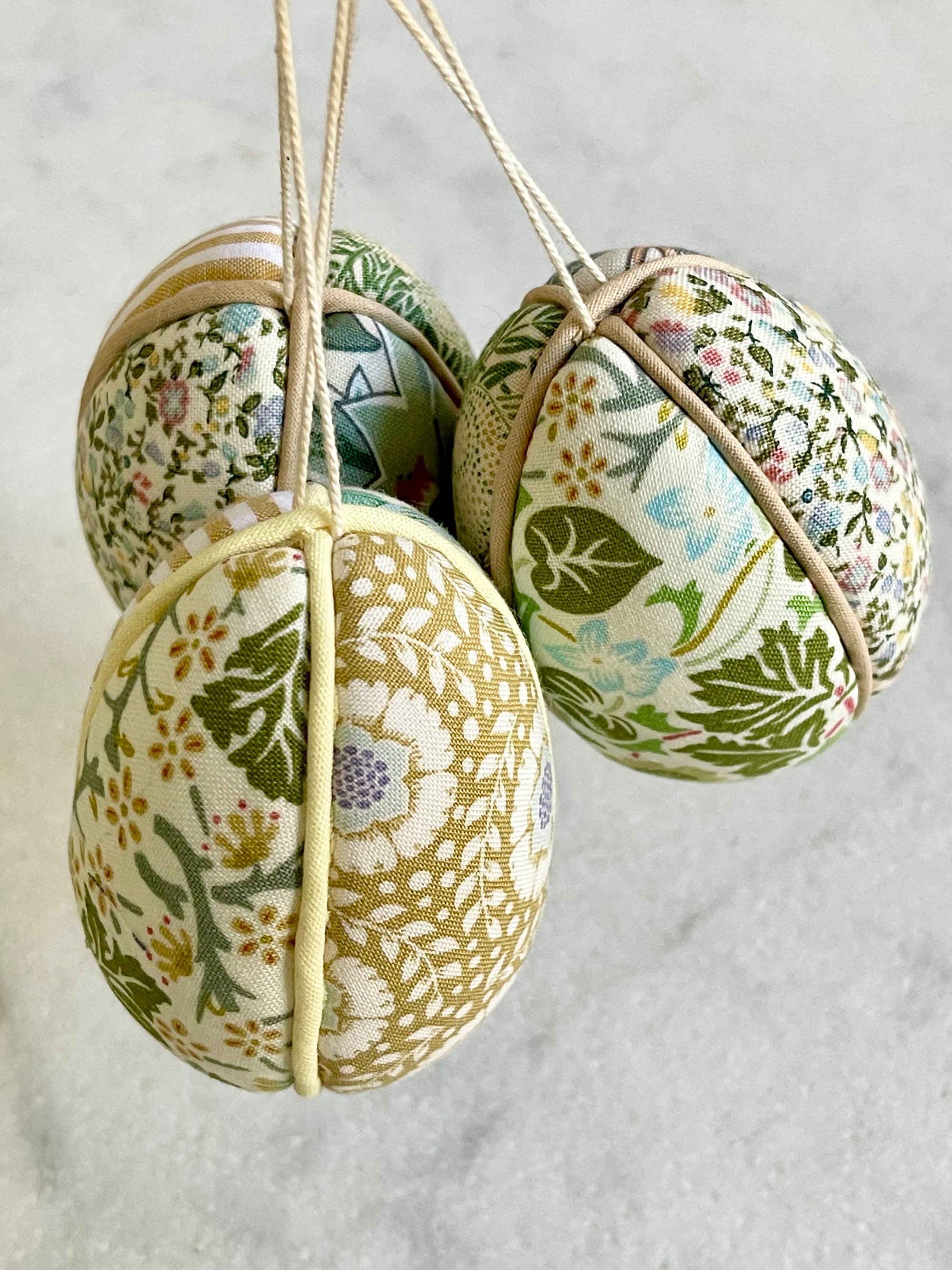 Image of Påskeæg m. snor - Lys gul/grøn/beige