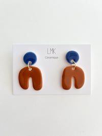 Paire de boucles d'oreilles céramique U TORNADA bleu et marron