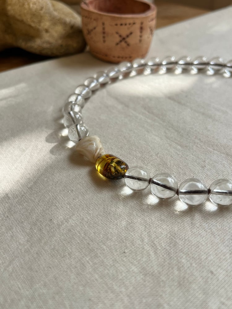 Image of Necklace with clear quartz, shell and amber