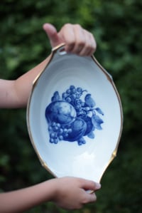 Image 1 of Längliche Schüssel, mit Obstbemalung in blau