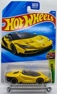 ‘16 Lamborghini Centenario Roadster (Yellow)