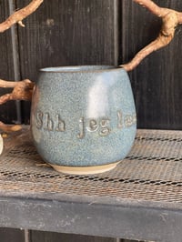 Image 1 of Shh jeg læser Blue Jeans