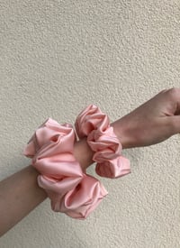 Image 2 of SCRUNCHIES OVERSIZED & STANDARD APRICOT/MORELA
