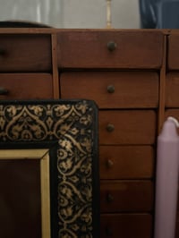 Image 4 of Grand cadre Napoleon III en bois noirci et dorures, passe-partout bordeaux et doré. XIXème siecle