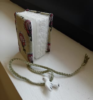 HADI — mini livre — perle en porcelaine — reliure à la française
