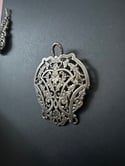 Grand pendentif/broche, plaqué argent, décor floral, fin XIXème s.