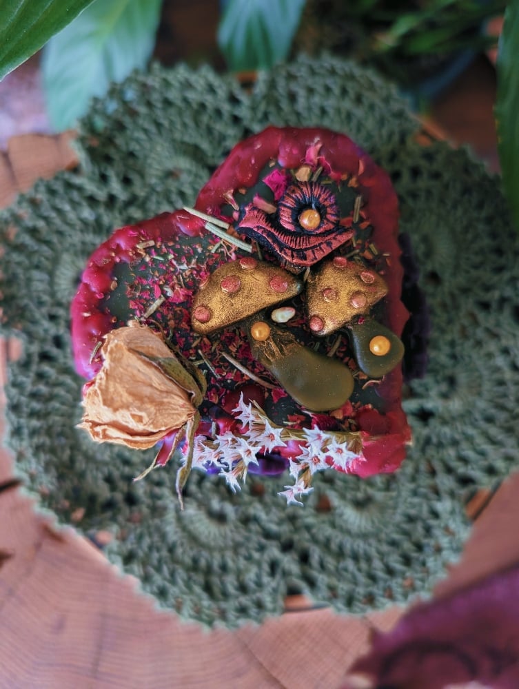 Image of Mushroom & Snail Heart Pillar