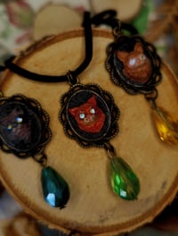 Image 5 of Wisiorek z kreaturką w stylu vintage