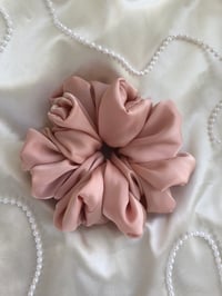 Image 1 of SCRUNCHIE OVERSIZED DIRTY PINK/PUDROWY RÓŻ
