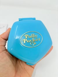 Image 3 of Ensemble bracelet et Polly Pocket crèche boite bleue