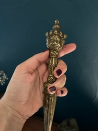 Image 4 of Ancienne purbha tibétaine, poignard rituel et amulette en bronze massif, 1960-70