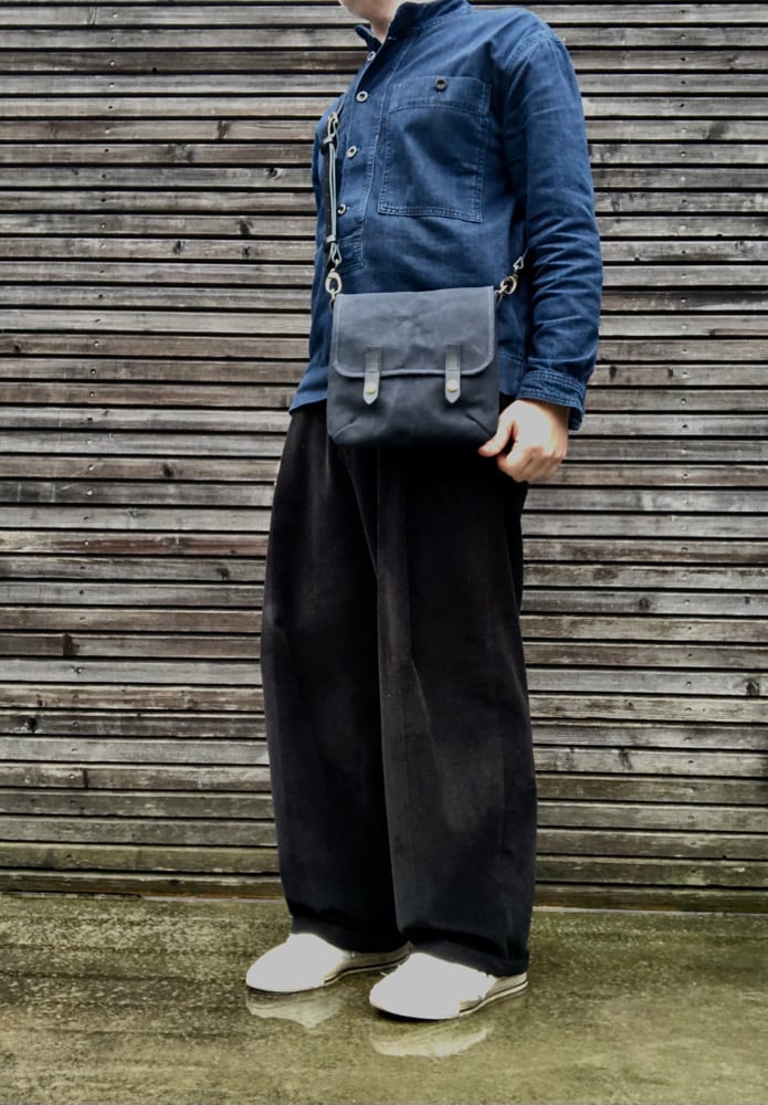 Image of Satchel in black waxed canvas day bag small messenger bag Musette COLLECTION UNISEX