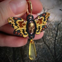 Image 3 of Pendientes Polilla Calavera Dorada