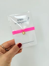 Image 1 of Bracelet ENFANT ruban velours élastique et breloque Coeur ex-voto