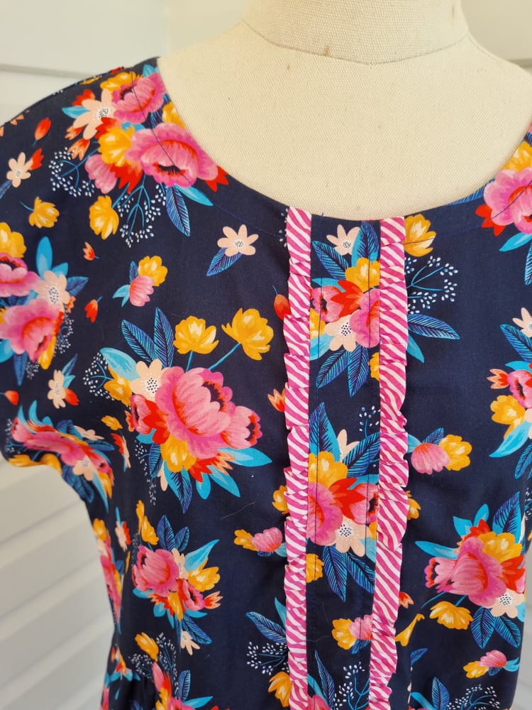 Image of HANNAH NAVY FLORAL. Size Small