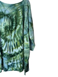 Image 6 of 3X PLUS 100% Cotton Forager Top in Verdant Spiral Ice Dye