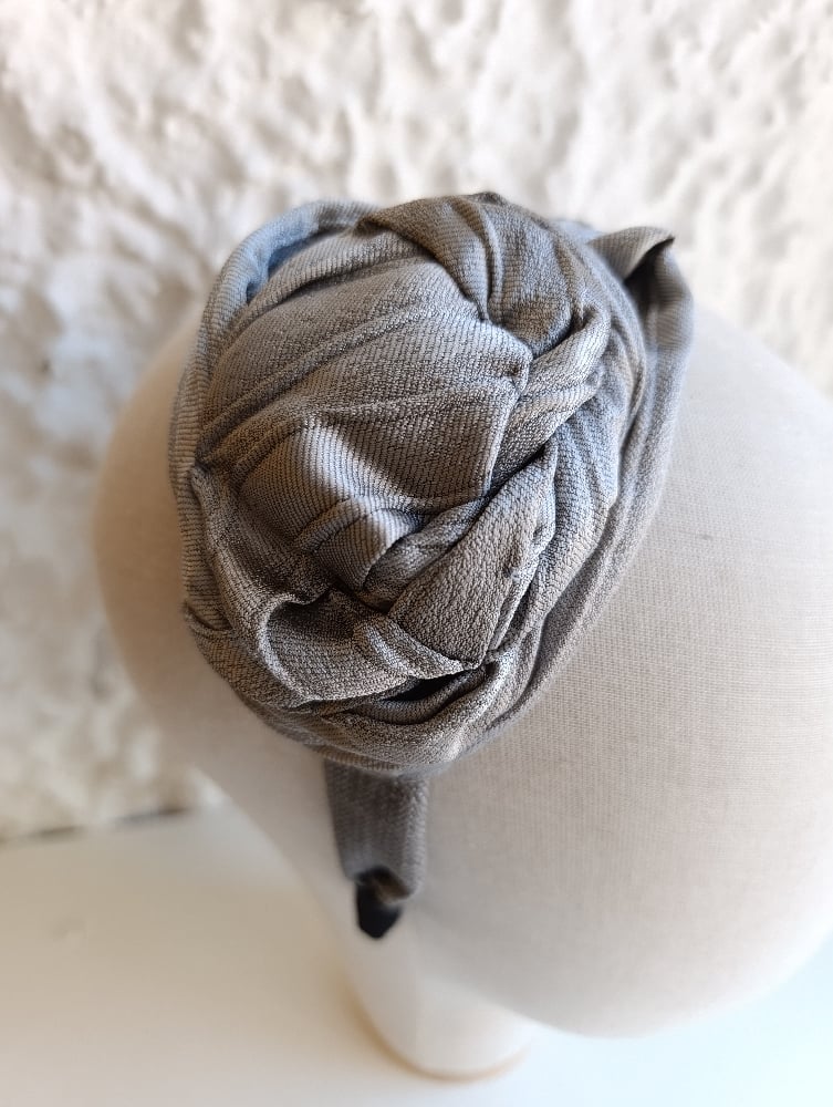 Image of Cerchietto grigio con rosa argentata