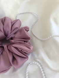 Image 9 of SCRUNCHIE STANDARD + OVERSIZED HEATHER/WRZOS